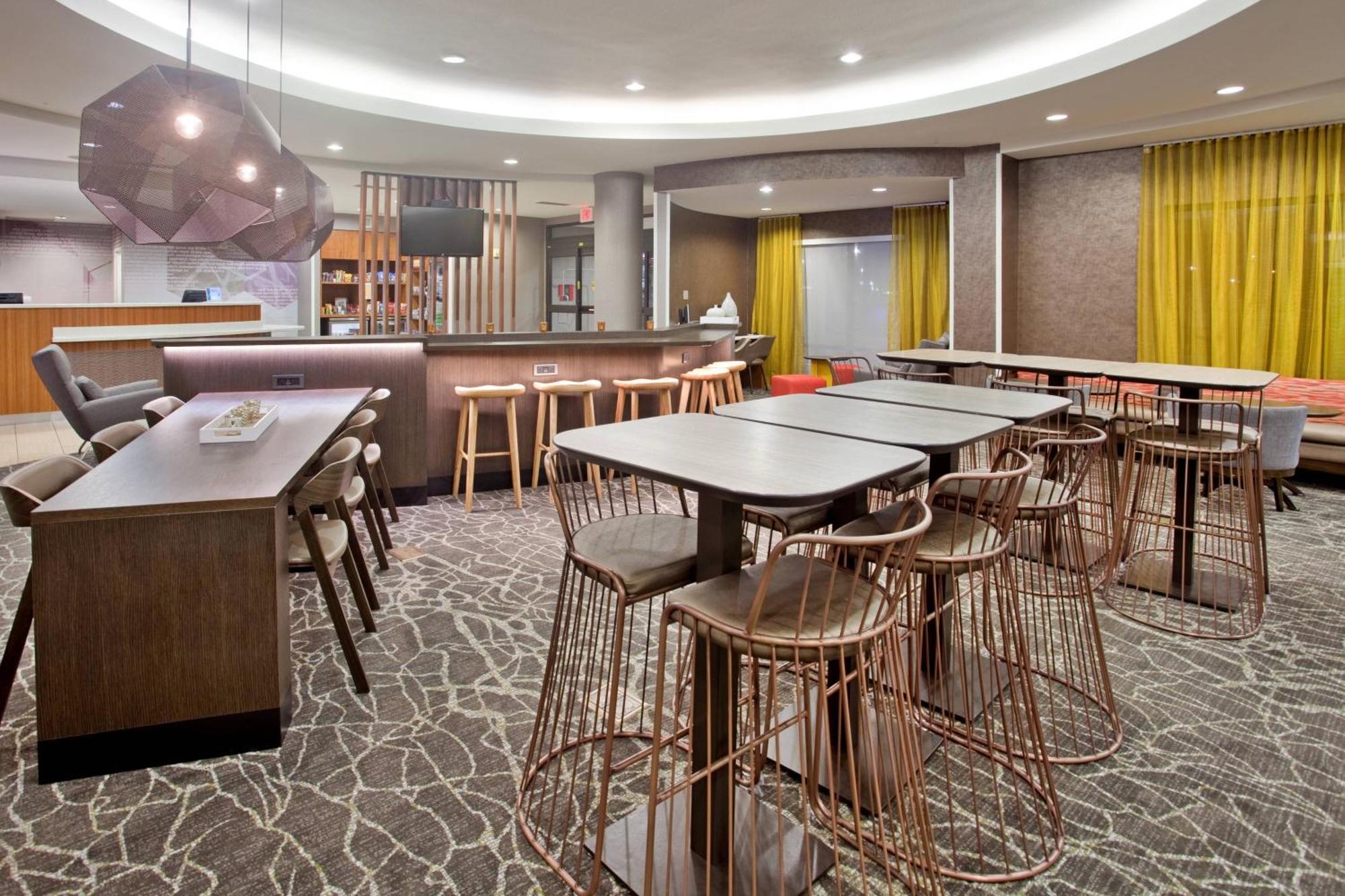 Hotel Springhill By Marriott East At Plazzio 3*