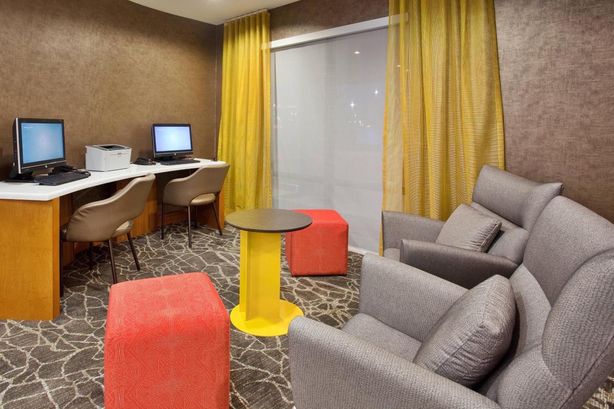 Springhill By Marriott East At Plazzio 3*
