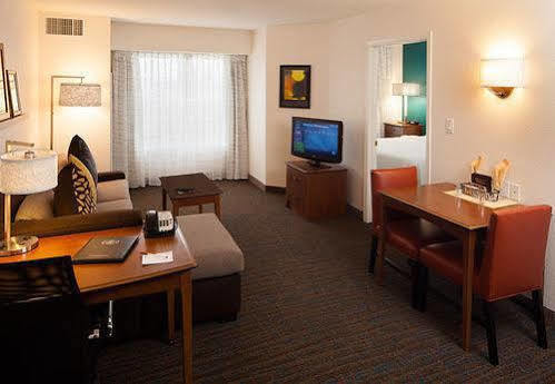 Springhill By Marriott East At Plazzio Hotel